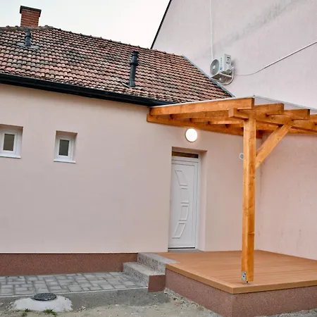 Toemoerkeny Utcai Vendeghaz